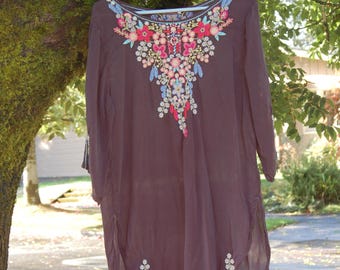 Johnny Was, haut tunique brodé festival à manches 3/4 en georgette pour femmes, L ~ JOHNNY WAS - Haut paysan brodé floral gris anthracite