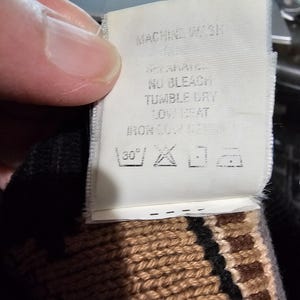Peut inclure: Ensemble de trois tasses en c&eacute;ramique avec une finition mate et mouchet&eacute;e. Les tasses sont de couleur cr&egrave;me, gris clair et gris fonc&eacute;. Chaque tasse a un design simple et minimaliste.