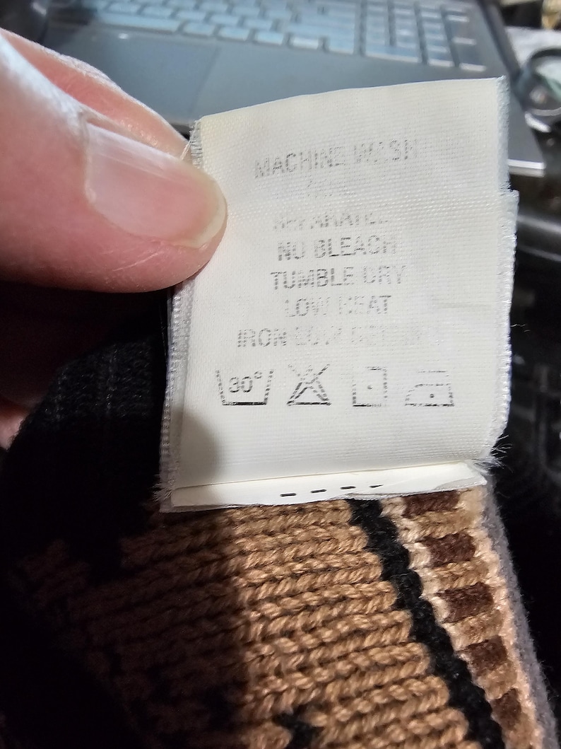Peut inclure: Ensemble de trois tasses en c&eacute;ramique avec une finition mate et mouchet&eacute;e. Les tasses sont de couleur cr&egrave;me, gris clair et gris fonc&eacute;. Chaque tasse a un design simple et minimaliste.