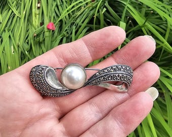 Vintage Sterling Silver (.925) Intricate Marcasite Stones & Central Faux Pearl Cabochon Ribbon / Bow Pin / Brooch