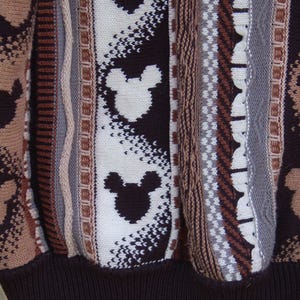 vintage des années 90 DISNEY Mickey Mouse impression taille XXL Style COOGI pull ~ Mickey Mouse des années 1990 bronzage, marron, crème Coogi 3D Style ras du cou image 1