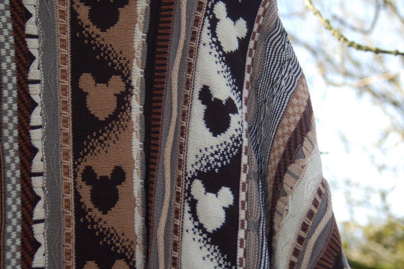 vintage des années 90 DISNEY Mickey Mouse impression taille XXL Style COOGI pull ~ Mickey Mouse des années 1990 bronzage, marron, crème Coogi 3D Style ras du cou image 6
