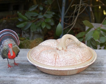 Vtg Studio Art Pottery Pumpa/Kurva med lock Paj/Skål med handtag ~ Thanksgiving/Kalkondag/Söndagsmiddag/Familjesammankomst