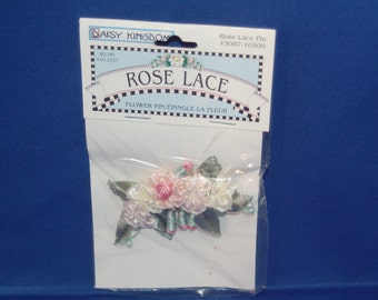 NOS Portland, OR Daisy Kingdom "Rose Lace" Flower Pin / Epingle La Fleur ~ NIB Pink & White Satin Cloth Flowers Tucked In Green Satin Leaves