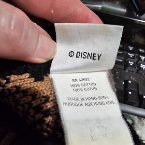 Peut inclure: Une tasse en c&eacute;ramique blanche avec une anse noire et le texte "But First, Coffee" dans un style manuscrit. La tasse est pos&eacute;e sur une surface blanche. La tasse mesure environ 10 cm de haut.