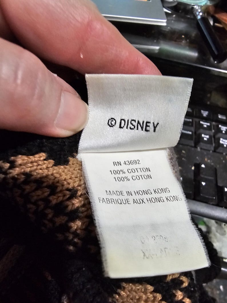 Peut inclure: Une tasse en c&eacute;ramique blanche avec une anse noire et le texte "But First, Coffee" dans un style manuscrit. La tasse est pos&eacute;e sur une surface blanche. La tasse mesure environ 10 cm de haut.