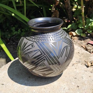 Tomasa Mora Mata Ortiz Mexican Pottery ~ 6.5" Geometric Incised Bulbous Rounded Bottom Black Pottery Pot Vase ~ signed