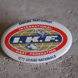 1973 国際カート連盟グランドナショナルエンデューロ参加者 ~ I.K.F. オーバル 2 3/4 インチ記念ピン ~ ゴーカートレース ~ アメリカ製 ~ VGC