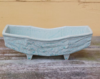 Japanisches Mid-Century gebogenes Trog-wie strukturiertes blaues Shino-Keramik-Füßchen Ikebana-Gefäß / Skulptur ~ 12 3/4 "lang * 4 3/8" breit * 4 "hoch