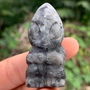 1.9&quot;+ Natural Black Spot Quartz Alien Skull,Quartz,Crystal Quartz,Alien,Skull,Alien Skull,Crystal Alien Skull,Home Decoration,Gifts 1PC