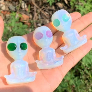 2.3&quot;+ Opal Stone Quartz Alien Skull,Crystal Quartz,Alien Skull,Crystal Alien Skull,Home Decoration,Crystal Gifts,Crystal Specimen 1PC