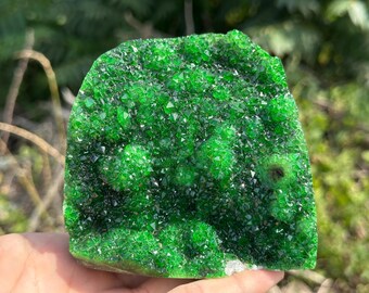 美しい緑色のジオード水晶クラスター、水晶、鉱物晶洞標本、水晶
