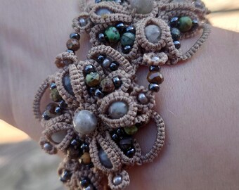Handmade Tatting Lace Bracelet – Boho Jewelry with Sea Agate & Howlite