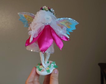 Figura de hada hecha a mano: vestido de pétalos rosas, alas, decoración caprichosa, elegante regalo artístico.