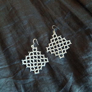 Pendientes de encaje de plata con diamantes, joyería de encaje hecha a mano, hilo metálico.