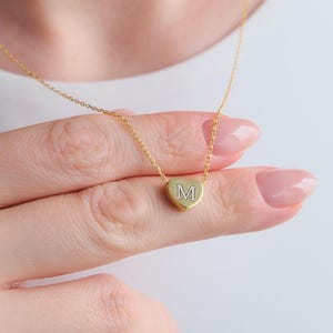 Collar de corazón con letra personalizable, regalo para mamá, regalo para novia, regalo de San Valentín, regalo de Navidad, collar de letra minimalista.