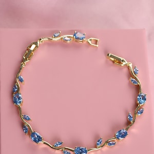 Può includere: Un set di tre tazze in ceramica con finitura opaca e macchiettata. Le tazze sono nei toni del crema, marrone chiaro e marrone scuro. Ogni tazza ha un design semplice e minimalista e un manico arrotondato.