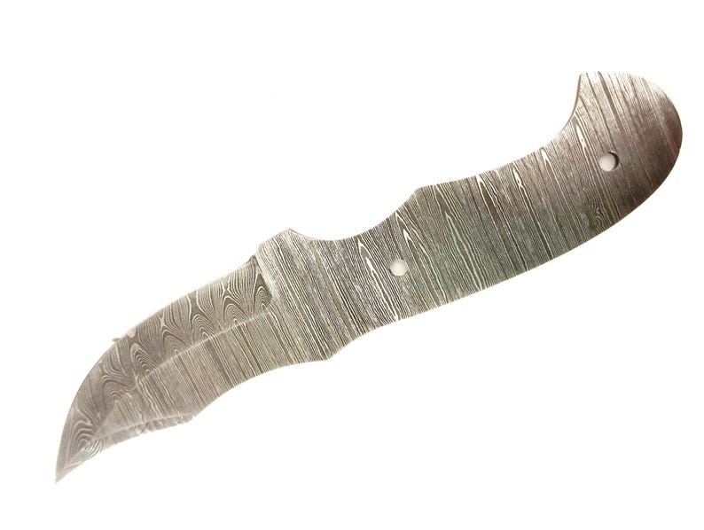 Pu&ograve; includere: Un coltello pieghevole in acciaio Damasco con manico curvo e lama a punta. Il coltello presenta un motivo a venature del legno e due piccoli fori nel manico. La lama &egrave; curva e ha una punta affilata.