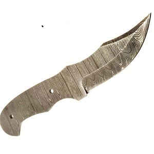 Pu&ograve; includere: Un coltello in acciaio Damasco con una lama curva e un manico strutturato. Il coltello ha una costruzione a codolo pieno e una punta affilata. La lama presenta un motivo unico e il manico ha due fori per il fissaggio delle guancette. Il coltello &egrave; progettato per uso esterno.