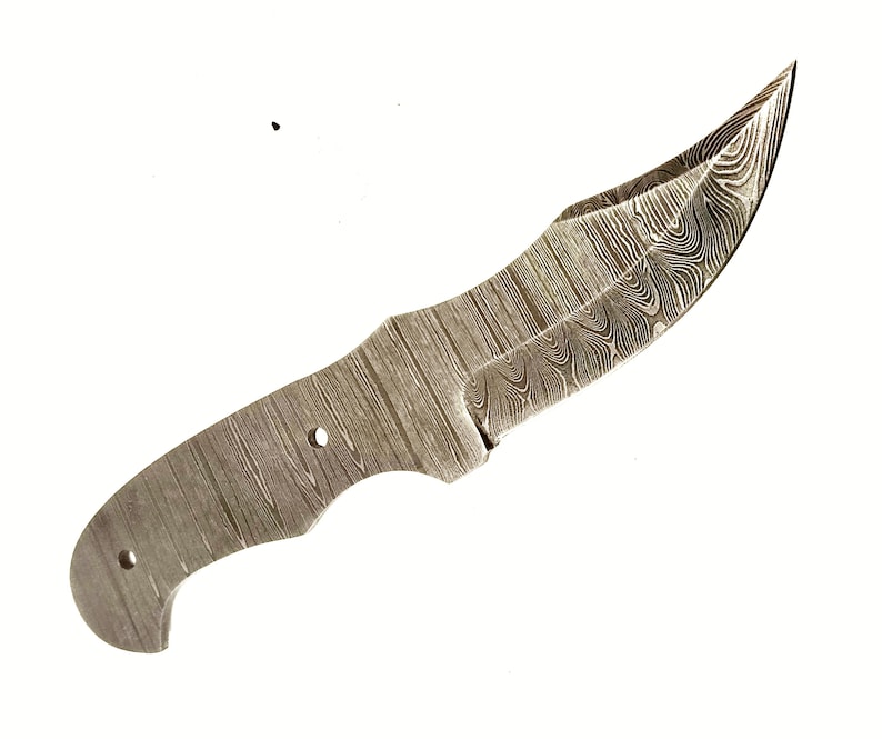Pu&ograve; includere: Un coltello in acciaio Damasco con una lama curva e un manico strutturato. Il coltello ha una costruzione a codolo pieno e una punta affilata. La lama presenta un motivo unico e il manico ha due fori per il fissaggio delle guancette. Il coltello &egrave; progettato per uso esterno.