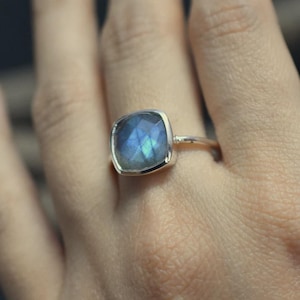 Labradorite flashy Gemstone Ring, 925 Sterling Silver Ring, Women Statement Bezel Ring, June Birthstone Ring, Handmade Minimalist Ring