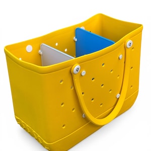 Może przedstawiać: Jasnożółta torba typu tote z uchwytem i prostokątnym kształtem. Torba ma kilka małych otworów i białe przegrody w środku. Uchwyt jest żółty i przymocowany białymi guzikami. Torba jest przeznaczona do przenoszenia przedmiotów.