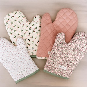 Handmade Quilted Oven Mitt: Vintage Floral Cotton, Heat Resistant