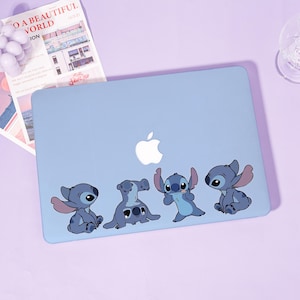 Pode incluir: Capa de laptop azul claro com o logotipo branco da Apple e quatro personagens de desenho animado Stitch. A capa tem um acabamento liso e é projetada para um laptop.