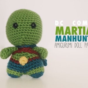 Puede incluir: Patrón de muñeca amigurumi de crochet para Martian Manhunter de DC Comics. La muñeca es verde con un traje rojo, azul y amarillo.