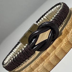 Keltischer Liebesknoten Braunes Leder Armband: Boho Infinity Makramee, Surferschmuck wasserfest