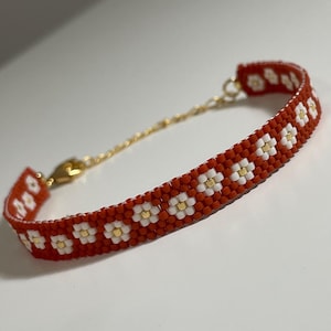Dainty Daisy Flower Bracelet with Seed Beaded, Red Floral Bracelet, Aesthetic Flower Bracelet, Bohemian Jewelry, Birthday Gift for Her Mom