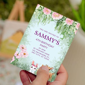 Modelo de convite de aniversário editável de animais da floresta, cartão de aniversário de amigos da floresta, cartão floral rosa para impressão, convite para festa infantil