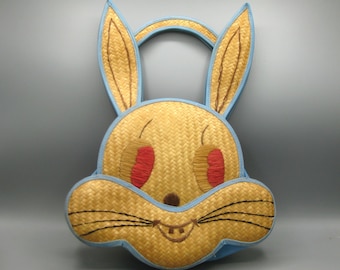 Bolsa de mão vintage dos anos 50 em rattan trançado bordado com o Pernalonga, modelo divertido, com alça superior.