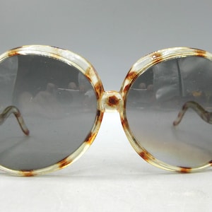 Vintage 1970s Sunglasses Women display picture 1