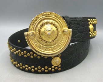 Cinturón vintage Versus Versace de cuero negro con hebilla de león dorado y tachuelas anchas