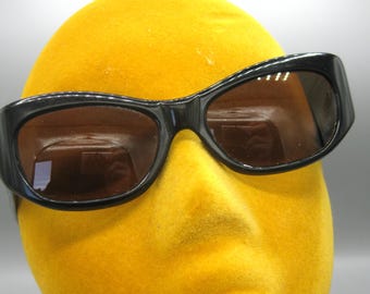 Gafas de sol francesas estilo Mod negras vintage de los años 60, fabricadas en Francia.