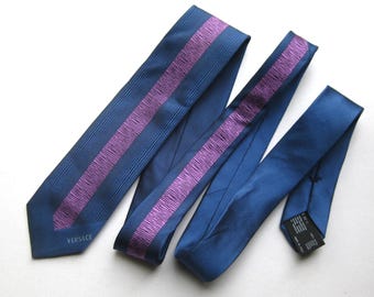 Gravata masculina vintage Gianni Versace em seda italiana com estampa de tigre nas cores azul, rosa e roxa.