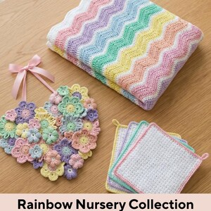 K&ouml;nnte beinhalten: Ein Set aus geh&auml;kelten Artikeln in Pastellfarben, darunter eine Decke mit Zickzackmuster, ein herzf&ouml;rmiger Wandbehang und Waschlappen. Die Decke ist gefaltet. Der Wandbehang besteht aus geh&auml;kelten Blumen. Die Waschlappen haben farbige R&auml;nder.