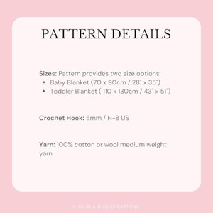 K&ouml;nnte beinhalten: Ein rosa Hintergrund mit dem Text &bdquo;PATTERN DETAILS&ldquo;. Der Text listet zwei Decken Gr&ouml;&szlig;en auf: Baby Blanket (70 x 90cm) und Toddler Blanket (110 x 130cm). Au&szlig;erdem werden eine 5mm H&auml;kelnadel und 100% Baumwoll- oder Wollgarn angegeben.