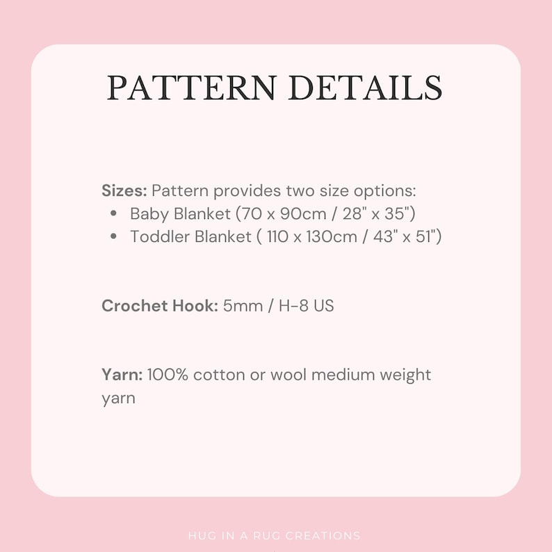 K&ouml;nnte beinhalten: Ein rosa Hintergrund mit dem Text &bdquo;PATTERN DETAILS&ldquo;. Der Text listet zwei Decken Gr&ouml;&szlig;en auf: Baby Blanket (70 x 90cm) und Toddler Blanket (110 x 130cm). Au&szlig;erdem werden eine 5mm H&auml;kelnadel und 100% Baumwoll- oder Wollgarn angegeben.
