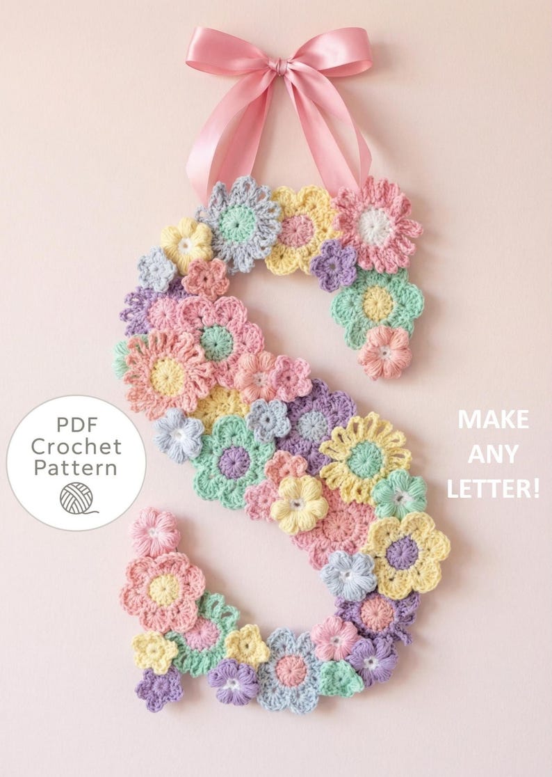 Puede incluir: Una letra "S" de ganchillo hecha de flores de colores pastel, colgada de una cinta rosa. Las flores son en tonos de rosa, amarillo, azul y morado. El texto a la izquierda dice "PDF Crochet Pattern" y a la derecha "MAKE ANY LETTER!"