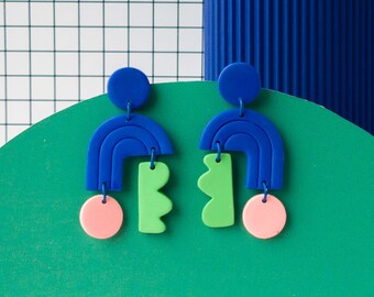 10 couleurs - Boucles d'oreilles colorées de style Memphis en argile polymère. Boucles d'oreilles pendantes amusantes et légères géométriques en arc maximaliste des années 80