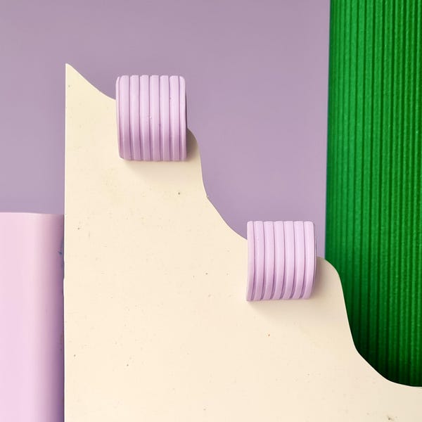 Pendientes artesanales de arcilla polimérica violeta, estilo Memphis 80s Colorblock Huggies