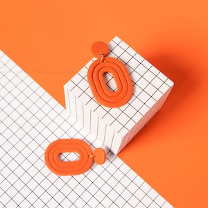 Kleurrijke geometrische handgemaakte polymeer klei oorbellen in jaren 80 stijl. Minimalistische Art deco hangers in verschillende kleuren Orange