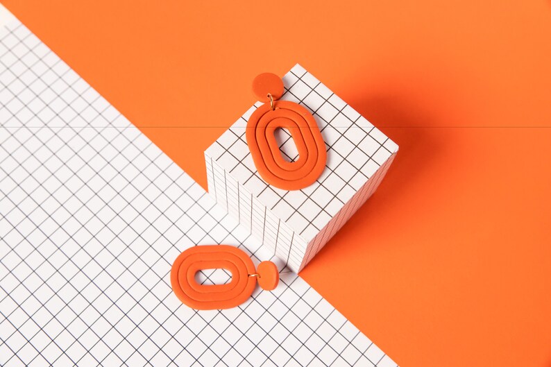 Kleurrijke geometrische handgemaakte polymeer klei oorbellen in jaren 80 stijl. Minimalistische Art deco hangers in verschillende kleuren Orange