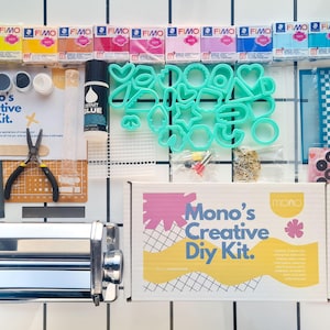 Puede incluir: Un kit de bricolaje colorido para hacer joyas con arcilla polimérica. El kit incluye una variedad de colores de arcilla polimérica, herramientas e instrucciones. El kit está empaquetado en una caja con un diseño brillante y colorido.