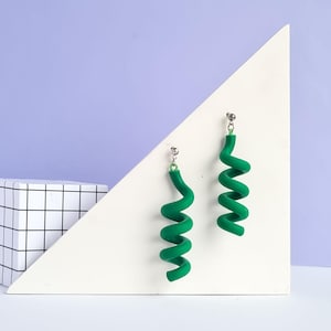 Pendientes de arcilla polimérica con espirales y bloques de color: joyas llamativas y divertidas