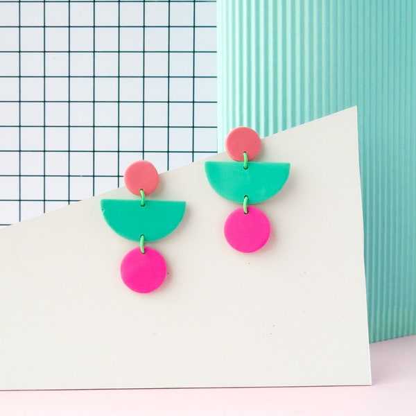 Bunte Ohrringe im Memphis-Stil aus Polymerclay. 80er minimalist minimalist geometrische verspielte Halbkreis Ohrhänger in Farbblock-Optik