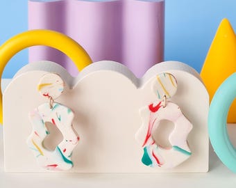 Handgefertigte Ohrringe im Memphis-Stil aus Polymerclay: Mehrfarbige Statement-Ohrhänger