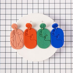 Kleurrijke geometrische handgemaakte polymeer klei oorbellen in jaren 80 stijl. Appendiabiti minimalista Art Déco in diversi colori
